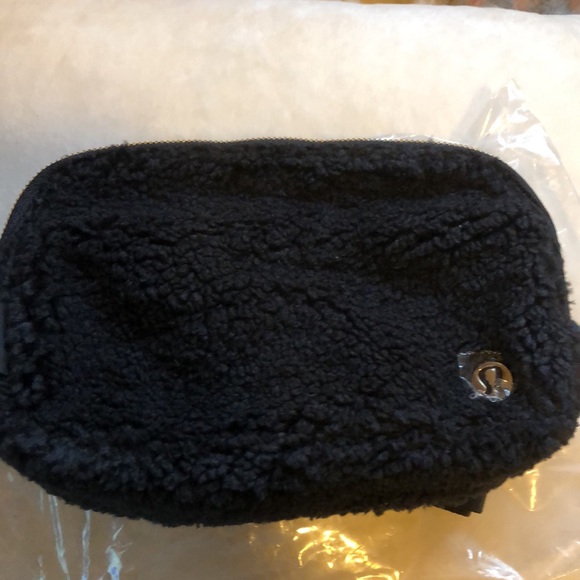 Lululemon Everywhere blk Fleece BeltBag Gold tone hardware - Picture 9 of 13